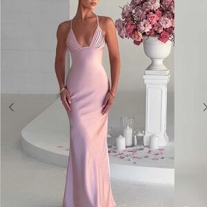 Baby boo baby pink long gown
Satin silk
Size small